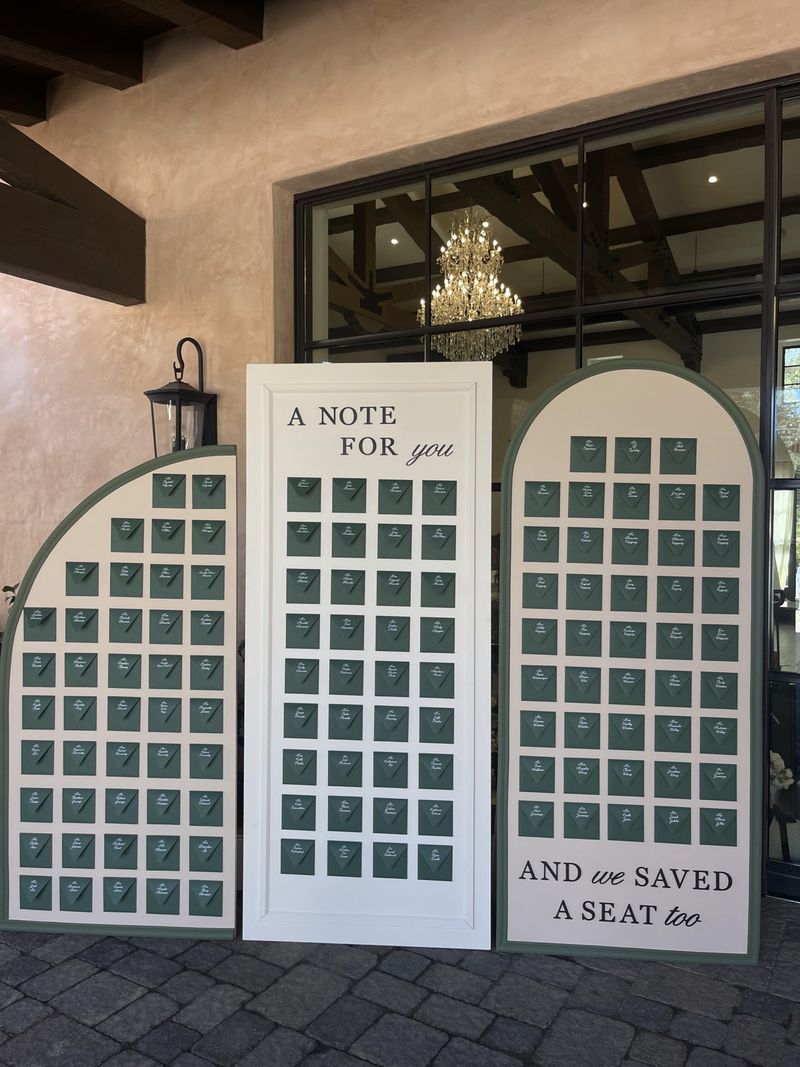 Stylish wedding seating chart display with rustic details